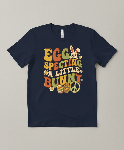 Egg Specting A Little Bunny Groovy Retro Easter Pregnancy Announcement T-Shirt - Navy